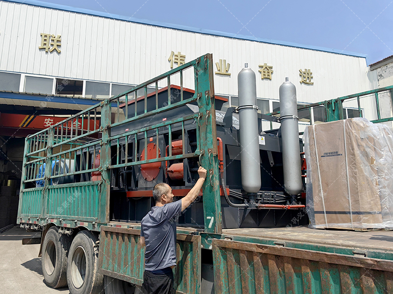 第二臺2PG1500x1000大型液壓對輥破碎機(jī)發(fā)貨 發(fā)往廣東
